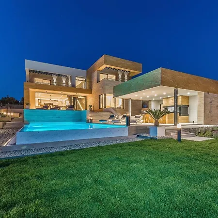 Four Seasons Villa *